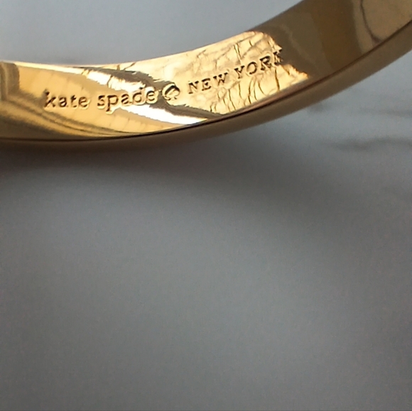 Kate Spade “Hole Punch Spade” Black Enamel Bangle – Gold Tone – NWT - Picture 4 of 6